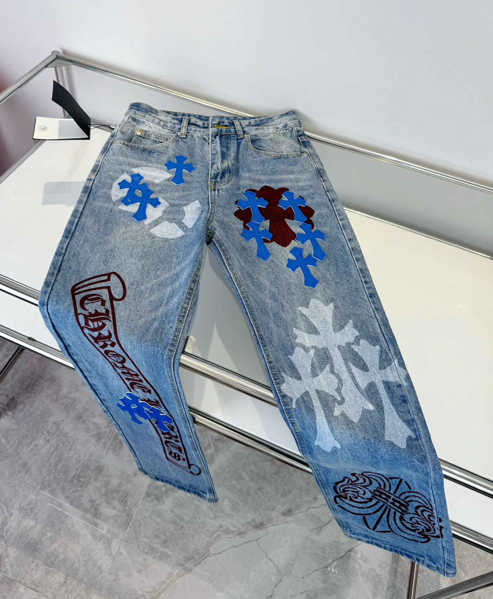 🅿️290 Style No.: D71 Chroe Hets CH Chroe Hetzer washed blue jeans, ceiling-level jeans, a pair is hard to find at the counter‼ ️ About Zangyin ✅ This is an extremely luxurious fashion brand that can also be called the aristocracy of the high street. It has always been an exclusive brand for some hipsters or the rich second generation. The color of this model is already very eye-catching by using a unique washed material. It is decorated with pink patchwork cross flowers, which cleverly highlights the charm of the brand. Secondly, this model adopts a classic high-waist cut design, which highlights the long legs and fashionable temperament of the upper body. The brand is highly recognizable and the slim-fitting configuration is more suitable for daily wear. The personality will be fashionable and the specifications can be seen at a glance. Materials and technology ✅ Needless to say, this point goes without saying. As an excellent craftsman brand, Zangyin's requirements for details and craftsmanship are really perfect. The washed color of this model has gone through a lot of processes, not to mention the embellishment of the denim appliqués. It is also purely handmade and sewn. Just like what they believe in, only handmade things have soul and have the meaning of wearing. A top-notch heavy-duty fashionable denim item, recommended by both hands‼ ️Size# 28 30 32 34